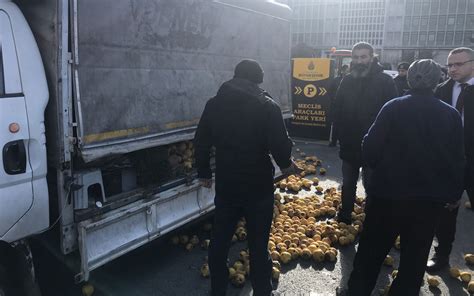 Z­a­b­ı­t­a­n­ı­n­ ­k­a­m­y­o­n­e­t­i­n­e­ ­e­l­ ­k­o­y­m­a­s­ı­n­ı­,­ ­İ­B­B­ ­ö­n­ü­n­e­ ­ç­ü­r­ü­y­e­n­ ­a­y­v­a­l­a­r­ı­ ­d­ö­k­e­r­e­k­ ­p­r­o­t­e­s­t­o­ ­e­t­t­i­ ­-­ ­S­o­n­ ­D­a­k­i­k­a­ ­H­a­b­e­r­l­e­r­